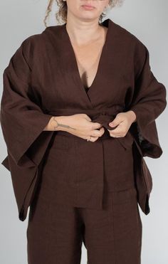 100% LINEN, scented with nature. The chocolate-colored linen set combines a kimono with ICHI balloon pants.   This short kimono is a modern version of the traditional Japanese kimono, created in the shape of a large T.   The slightly raised collar enhances and elongates the neckline.   The hanging sleeves are optimally sized, looking spectacular while being comfortable for everyday use.   The ICHI linen pants have a high waist, an elastic band for comfort, and side pockets. ICHI also feature dou Hanging Sleeves, Kimono Linen, Linen Kimono, Traditional Japanese Kimono, Tailoring Techniques, Balloon Pants, Short Kimono, Bridesmaid Outfit, Womens Kimono