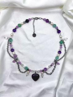 Diese wunderschöne Kette ist aus folgenden authentischen Kristallen gefertigt worden und passt perfekt als Valentinstagsgeschenk 💕: 💜 Verschiedene Amethystperlen 💜 Bergkristallperlen 💜 Hämatitperlen 💜 Fluoritperlen 💜 Süßwasserperlen + Muscheln 💜 Glasperlen Der Anhänger ist ein Amethyst Herz 💜 Die Kette ist zu 100% aus Edelstahl gefertigt Die Länge ist verstellbar und beträgt: 40-45 cm Crystal Necklaces, Crystal Necklace, Amethyst, Germany, Necklaces, Ships, Crystals