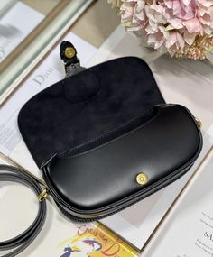 Bᴏ̆̈ʙ̆̈ʙ̆̈ʏ̆̈ The latest underarm bag of the Poppy series, a bag that looks a thousand times better than the picture in real life 🙋🏻‍♀️, exquisite and handsome, calfskin with excellent hand feeling, high-grade and wear-resistant, adjustable shoulder strap, and very large capacity But, two mobile phones are more than enough, the key is that it is too easy to wear clothes😘 size: 21*5*12cm Bobby East, Feeling High, Rhinestone Handbags, Embroidered Handbag, Lv Purse, Lv Shoes, Lv Belt, Lv Handbags, Lv Wallet