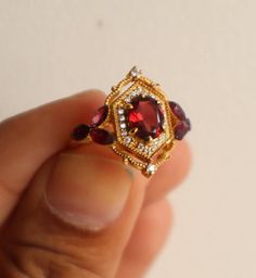 Diese schöne Vintage Rot Granat Ring - Art Deco 14K Solid Gelbgold Verlobung Versprechen Ring für Frauen Jahrestag Geschenk für Her - Januar Birthstone ...Es ist der perfekte Ring für einen Abend in der Stadt, Abschlussball, Hochzeit oder besonderen Anlass. Aus 925er Sterling Silber. * Haupt Edelstein - Natürlicher Roter Granat. * Metall- 14K Gelbgold. * Hergestellt aus dem hochwertigsten Sekundäredelstein Moissanit für ein authentisches Aussehen. * Erhältlich in den Größen 4-14 US-Standard. Per Red Stone Ring Women, Ruby Vintage Ring, Red Garnet Ring, Ring Inspo, Red Stone Ring, Fall 24, Ring Art Deco, Yellow Gold Engagement, January Birthstone