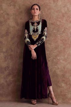 Velvet Pakistani Dress, Velvet Suit Design, Velvet Dress Long, Mode Abaya, Designer Party Wear Dresses, Boutique Dress Designs, Embroidery Designs Fashion