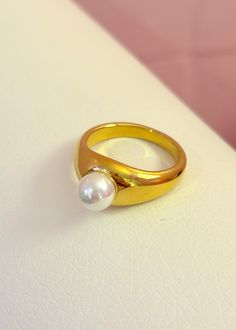 Stainless steel, 18k gold plated ring Gold chunky ring with single pearl Gold Chunky Ring, Single Pearl, Chunky Ring, Long Sleeve Outerwear, Chunky Rings, 18k Gold Ring, Plated Ring, Gold Plated Rings, Ring Gold