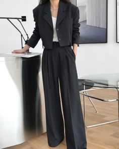 Pleated Pants Outfit, Wide Leg Pleated Trousers, Wide Leg Trousers Outfit, Casual College Outfits, Casual Day Outfits, Pleated Trousers, Tolu