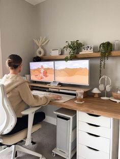 Desk set up gaming room minimal cozy gamer girl boho monitors headphones desk decor brown neutral aesthetic home decor home interior gaming room ideas vintage cottagecore decor ideas Home Office Set Up, Outfit Office, Decor Ideas Bedroom, Small Home Offices