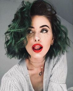 Cabelos coloridos: 25 inspirações para embarcar na trend - Guita Moda. Chanel ondulado, cabelo verde, mix de correntes, make com batom vermelho Purple Hair Color Highlights, Soft Grunge Hair, Brunette Ombre, Best Hair Dye, Girl Hair Colors, Short Grunge Hair, Hair Color Pastel