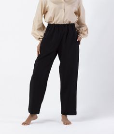 Pantalón fluido de cintura alta con elástico en la parte posterior, bolsillos delanteros. 96% Poliéster, 4% Elastano. Chic Pull-on Style Bottoms For Daywear, Chic Wide Leg Pants With Elastic Waistband For Work, Chic Wide Leg Pants For Work With Elastic Waistband, High Waist Harem Pants For Fall, High Waist Bottoms With Elastic Waistband For Loungewear, Versatile Dress Pants With Elastic Waistband, Versatile Straight Pants For Fall, Fall High Waist Harem Pants, Fall Workwear Sweatpants With Pull-on Style