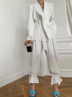 Slim Blazer, Fly Outfit, White Suit, Lace Pants, Belted Blazer, High Waist Fashion, Rock Design, Looks Chic, White Blazer