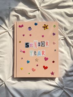 Senior Year Scrapbook x #highschool #senioryear #scrapbook #scrapbooklayout #scrapbookjournal #aesthetic Scrapbook School, Year Scrapbook, Senior Year Things, Senior Year Fun, Senior Year Of High School, Memory Journal, Senior Activities