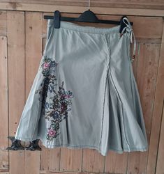 Gorgeous 90s Y2k boho hippy cargo panelled skirt in pale khaki with embroidered panel Size UK8 (low waist) may also fit size uk10 US 4 EU36 Side zip Tie trim to  Measurements Waist 30"  Length 23" Good preloved condition  100% cotton Made by Moto, Topshop All orders are shipped using biodegradable and recycled ♻️ packaging where possible Hippy Skirt, Skirt Cargo, Panelled Skirt, Skirt Cottagecore, 90s Skirt, Hippie Skirts, Y2k Boho, Skirt Y2k, Paneled Skirt