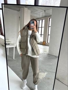 Gilet Outfit, Casual Sporty Outfits, Monochromatic Fashion, Classy Winter Outfits, Winter Fashion Outfits Casual, Fashion Top Outfits, Modest Dresses Casual, Trendy Fashion Tops