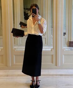 Black Silk Skirt, Theatrical Romantic, Clothing Board, Long Skirt Outfits, Outfit Night, Fashion Minimalist, Fashion Pics, Work Clothing, Smart Outfit