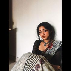 Dark Saree Aesthetic, Dark Blue Saree Contrast Blouse, Simple Saree Poses At Home, Dark Saree, Blue Saree Contrast Blouse, Aesthetic Sarees, Dark Blue Saree, Saree Contrast Blouse