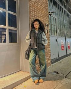 Rok Midi, 00s Mode, Sandal Tali, Street Style New York, Vestiti Edgy, Nyc Fits, Cold Outfits, Populaire Outfits, Mode Boho