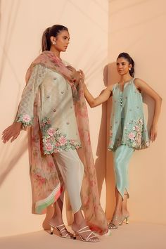 This cream cotton net kurta is artfully rendered with pink and green floral embroidery along the sleeves and daman. The floral printed organza dupatta compliments the piece with hues of pink. This look is paired with a crepe tulip shalwar. Sims Closet, Tulip Shalwar, Long Kurti Patterns, Summer Casuals, Organza Kurta, Elegant Maxi Dresses, Sania Maskatiya, Floral Prints Fashion, Printed Organza