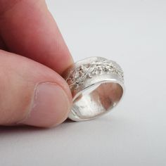 Cette bague en argent "Fiji" est fabriquée à la main en argent fin .999 (argent pur à 99,9%). Cette pièce unique est entièrement moulée à la main, selon la technique de la pâte d'argent. 
 
 Le style de cette bague s'inspire de la beauté des incroyables récifs coralliens du monde. 
 Taille de la bague: 7.5 (Il s'agit d'une création unique. Une seule taille disponible. Je ne peux pas ajuster la taille de la bague.) 
  Qu'est-ce que l'argent fin .999?  
 L'argent fin .999, également appelé pâte d Hand Cast Silver Rings For Anniversary, Hand Cast Silver Jewelry For Anniversary, Silver Concave Jewelry For Wedding, Hand Cast Sterling Silver Wide Band Jewelry, Concave Silver Jewelry For Wedding, Hand Cast Sterling Silver Engraved Ring, Silver Hand Cast Engraved Ring For Promise, Hand Cast Wide Band Jewelry Gift, Artisan Hand Cast Silver Rings