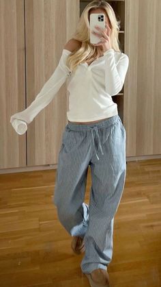 Comfy Yoga Pants Outfit, Sweat Sets Outfits, Airport Crush Outfit, Striped Linen Pants Outfit, Lazy Fits, Spain Outfit, Blue Linen Pants, Linen Pants Outfit, Striped Linen Pants