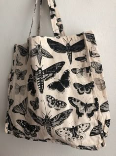 Butterfly Pattern Design, Stile Hijab, Sand Bag, Basket Tote, 자수 디자인, Eco Bag, Mode Inspo, Butterfly Pattern, Shopping Tote Bag