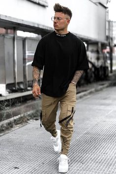 Beige Casual Trouser, Cargo Outfit Trends With Black Tshirt, Cargo Oversized Outfit Men, Cargo Pants Outfit Men, Outfits Quotes, Jogger Outfit, Celana Fashion, Cargo Outfit, Pants Outfit Men, Mens Casual Outfits Summer, Stylish Men Casual