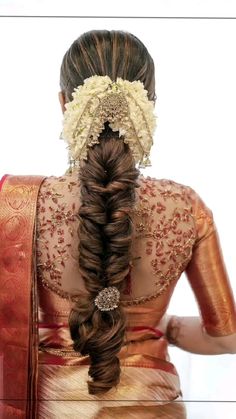 Hairstyle On Kanjivaram Saree, Tamil Bride Makeup Look, Indian Bridal Braided Hairstyles, Latest Bridal Hairstyles Indian, Bridal Hairstyle Indian Wedding Braids, Latest South Indian Bridal Sarees, South Indian Bride Outfits, Indian Bride Braid Hairstyle, Saree Braid Hairstyles