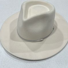 This Is A Beautiful Wool Rancher Hat! Never Worn But Tried On In The Store. Leather Hat Bands And Adjustable Fit! White Fedora For Winter Rodeo, White Winter Fedora For Rodeo, White Fedora For Rodeo In Winter, White Fedora For Beach In Fall, Casual Wide Brim Felt Hat For Ranch, Casual White Felt Hat With Curved Brim, Casual White Felt Hat For Rodeo, White Beach Hat For Fall, Cream Adjustable Fedora For Winter