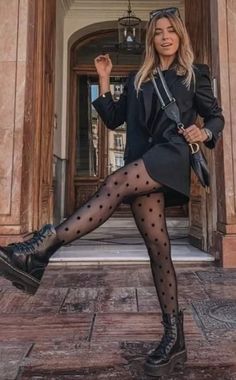 Job Outfits, 2023 Outfits, Polka Dot Tights, Outfit Chic, Paris Outfits, Mode Casual, Festival Looks, City Break, Winter 2023