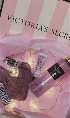 How To Smell Like A Victoria Secret Angel, Victoria’s Secret Wallpaper, Victoria's Secret Wallpaper, Victoria Secret Brume, Brume Victoria Secret, Victoria Secret Products, Vs Wallpaper, Victoria Secret Collection, Intimo Victoria Secret