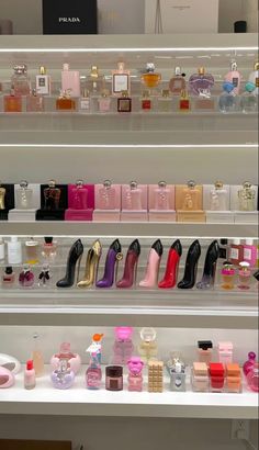 Profumo Victoria Secret, Designer Perfume, Perfume Organization, Fragrances Perfume Woman, Perfume Collection Fragrance, Perfume Scents, Perfume Lover, Body Care Routine