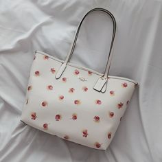 New Coach City Tote With Pop Floral Print C6431 Gold/Chalk $350 Printed Coated Canvas And Smooth Leather Inside Zip Pocket| Snap Closure Handles With 10" Drop 13" (L) X 11 1/2" (H) X 6 1/4" (W) Coach White Large Capacity Shoulder Bag, White Coach Bag For Errands, White Coach Bag For Daily Use, Coach City Tote, Coach Zip Top Tote, Brown Leather Tote Bag, Vintage Tote Bag, Coach Tote Bags, Coach Tote