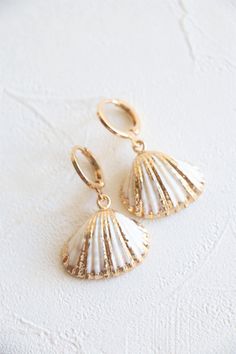 Natural sea shell hoop earrings in 18k gold plated. Earrings size: 12mm dia Shell size: about 20-25mm Metal component: 18k gold plated brass base This listing is for a pair of earrings. ﹎﹎﹎﹎﹎﹎﹎﹎﹎﹎﹎﹎﹎﹎﹎﹎﹎﹎﹎﹎﹎﹎ ▲ Care instruction: Please remove it before bathing or swimming. Avoid your jewelry touching chemical such as hairsprays or perfumes. Using soft cloth to clean your jewelry every time after wearing it, and store it in a dry and cool place. ▲ Gift packaging: All products will be packed in a Beachy Jewlery, Shell Hoop Earrings, Sea Shell Earrings, Shell Craft, Beach Jewelry Boho, Cotton Jewelry, Earrings Beach, Beach Earrings, Hoop Earrings Style