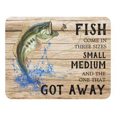 Large mouth bass jumping out of splash of water for fly fishing lure.  Fishing saying:  Fish comes in three sizes, small, medium and the one that got away! Fishing Bathroom Decor, Funny Camping Signs, Nautical Shelf, Gone Fishing Sign, Fish Cleaning Table, Large Mouth Bass, Fishing Room, Fishing Signs, Easy Fall Crafts