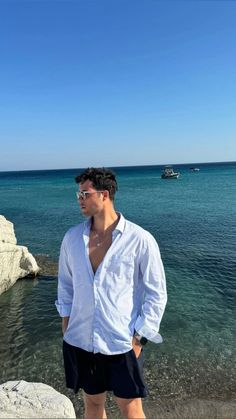 Post Men Instagram Profile Picture, Man Pose Ideas, Aesthetic Beach Outfits Men, Men Instagram Photos Ideas, Classy Poses, Men Beach Poses, Coachella Outfit Men, Beach Poses Men, Summer Evening Outfit