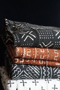 DECOR TRENDS | How to Decorate with mud cloths, African trendy textiles New House Decor, House Decor Ideas, Mudcloth Fabric, Empty Nesters, Bantal Sofa