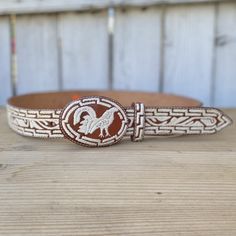 Cinturon Piteado Imitacion para Hombre con Gallo - Cintos Piteados Cowboy Buckle, Mexican Fashion, Belts For Men, Cowboy Belt, Belt For Men, Denim Belt, The Cowboy, Belt Style, Western Belts