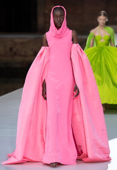 Vogue Fashion Week, Fashion Week 2022, Valentino Haute Couture, Collection Couture, Valentino Couture, Stylish Winter Outfits, Couture Week, Famous Fashion, La Fashion