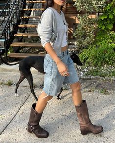 Berlin Fashion Summer, Jean Shorts And Boots Outfit, Biker Boots Outfit Winter, Boots And Shorts Outfit, New York Girl Aesthetic, Buckle Boots Outfit, Frye Boots Outfit, Boots Outfit Summer