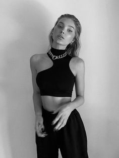 Women High Neck Crop Tank Top with Cut Out Detail Active Asymmetric Crop Tank Top Desserts Apple, Glamouröse Outfits, 2000s Style, Outfits 2000s, Baggy Sweatpants, Fest Outfits, Stil Boho, Middle Age Fashion, Elsa Hosk