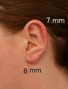 a woman's ear is shown with measurements for the size and shape of her ear