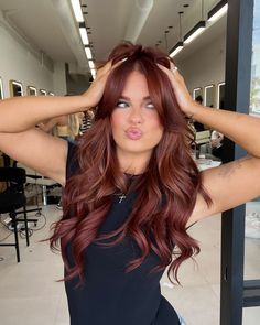 Ginger Hair On Natural Brunette, Red Hair On Tanned Skin, Haircolor 2024 Fall, Cherry Copper Hair Color, Cherry Auburn Hair, Copper Dark Brown Hair, Auburn Hair Color Balayage, Cowgirl Red Hair, Red Hair With Dimension