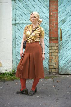 Vintage 70s wool blend front pleat midi skirt in rust brown, L W33, Dark Academia secretary business work office smart casual 30s 40s style - A-shaped secretary, business, work, office, smart casual skirt, - Similar to 30s and 40s style - Medium weight fabric, lined - Zip closure - High-waisted - 45% wool, 55% polyester, Lining estimated viscose - Excellent vintage condition - Estimated size L, please see the exact measurements! ✿ MEASUREMENTS (taken flat) ✿ 29" / 74 cm length 16.5'' / 42 cm wai Brown Pleated Bottoms For Workwear, Vintage Brown Knee-length Skirt, Brown Knee-length Skirt For Formal Occasions, Formal Brown Knee-length Skirt, Brown Workwear Midi Skirt, Brown Lined Skirt For Workwear, Brown Lined Skirt Bottoms For Workwear, Brown Pleated Skirt For Work, Formal Brown Midi Skirt