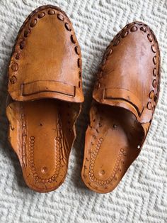 fathers day gift,gifts for him,gifts for dad, genuine Leather slingbacks,unisex slide sandals,mens slippers,womens flip flops,backopen mules,moccasins,slippers,flats,casualwear,flats,indian handmade. LINK FOR WOMENS SIZE https://www.etsy.com/uk/listing/828644095/unisex-men-women-slide-sandalsleather?ref=shop_home_active_13&frs=1 ^ MYTH BUSTERS : 1.Pure Leather is water resistant and not water proof! 2.You will come across various benefits of leather but the most prominent one is that it grad Stylish Boots For Men, Leather Slippers For Men, Myth Busters, Mens Slide Sandals, Slippers Womens, Accessory Design, Womens Slides Sandals, Mens Leather Sandals, Handmade Leather Shoes