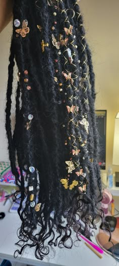 Handcrafted boho locs adorned with butterfly charms, beads and etc.  ~Synthetic hair with human hair ends (Color 1 and ends are natural 1b color) ~60 locs in total and 12 of them are accent butterfly accent locs. ~The locs are around 20-21 inches and the accent locs are around 15 inches. My recommendation installing the accent locs are the soft loc method. Where you take your braid and loop it through the loc hole and crochet the end of your braid through the root or couple inches down your brai Black Box Braid Hairstyles, Cool Hairstyles For Black Women, Braid With Charms, Flowers In Locs, Boho Crochet Locs, Unique Loc Hairstyles, Cool Hair Accessories, Big Braids With Beads, Loc Decoration