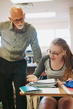 Teacher Student Photography, Student Life Photography, School Photography Classroom, Classroom Photoshoot, Classroom Photography, Campus Photography, Photography Classroom, Stock Photography Ideas, Student Picture