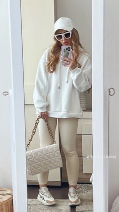 White Ribbed Leggings Outfit, Beige Leggings Outfit Casual, Cream Ribbed Leggings Outfit, Beige Sport Outfit, Creme Leggings Outfit, Leggins Beige Outfit, Nude Leggings Outfit, Beige Leggings Outfit, Leggins Outfit