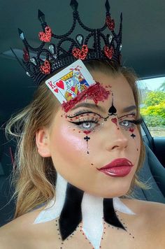 Queen Of Hearts Halloween Costume, Queen Of Hearts Halloween, Halloweenský Makeup, Creepy Halloween Makeup, Halloween Parejas, Queen Of Hearts Costume, Halloween Makeup Diy, Cute Halloween Makeup, Cool Halloween Makeup