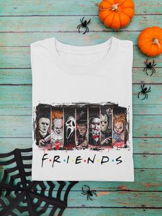 White cotton T-shirt with Halloween characters These characters, we all know them. Why not wear them this fall for Halloween? In cotton, this t-shirt is very comfortable to wear and you will find it with pleasure every year in your wardrobe for Halloween parties. It is unisex and can be worn by Mr or Mrs, or both as a duo! This t-shirt is printed in my workshop in France. Choose your size when ordering. 100% cotton Machine washable at 40o Themed Short Sleeve T-shirt For Fall, Horror Themed Cotton T-shirt With Character Print, Themed White T-shirt For Fall, Funny Halloween T-shirt With Character Print, Halloween Fan Merchandise T-shirt With Sublimation Print, Fall Pop Culture T-shirt With Character Print, Halloween Cotton T-shirt With Letter Print, Halloween Letter Print Cotton T-shirt, Fall Cotton T-shirt With Character Print