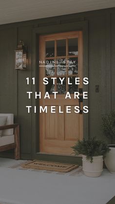 Interior Design Inspo Craftsman Wood Front Door, Ranch House Exterior Colors Paint Ideas, Cabin Front Door, Exterior Entryway Ideas, Side Entry Door, Porch Styling, Nadine Stay, Nz House, Entryway Porch