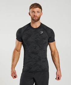 FREEDOM ‘TIL THE FINISH Get freedom 'til the finish in Geo Seamless. Sweat-wicking tech and breathable mesh structures keep you cool and dry. Lightweight material and minimal seams ensure zero distractions for maximum focus. And raglan sleeves accentuate your shoulders for a subtle nod to the physique you’ve worked for. It’s time to release your movement and reimagine your capabilities. You ready? - Slim fit- All-over mesh structures- Lightweight material- Jacquard camo pattern- Sweat-wicking- R Gymshark Shirt, Functional Fitness, Knee Sleeves, Mens Activewear, Black Charcoal, Yellow Black, Charcoal Grey, Workout Clothes, Camouflage