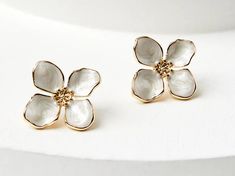 Oversized Flower Stud Earrings
Color: Mother Of Pearl

Bring looks into bloom with these oversized flower studs, a dreamy outfit transformer for every day. These charming earrings can be worn from the beach to brunch and from any hour-of-the-day wedding to an evening dinner date. 
Just be ready to say "Thank you" because the compliments will be flowing in.  Ears the limit with these cuties!
	
Imported

STYLE #	899447 Mother Of Pearl Accessories, Big Stud Earrings, In Ears, Evening Dinner, Promo Gifts, Pearl Accessories, Spring Earrings, Mother Of Pearl Earrings, Flower Stud Earrings