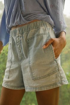 Super cute and easy-to-wear denim shorts that have a comfort elastic waist and front hip pockets. O'Neill Women's denim short 2 1/2” Inseam length, 13 1/4" Rise length Elastic waist Hip pockets Leather logo back patch 100% Cotton