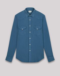 The PHOENIX is a men's regular-fit shirt with double "single point" chest pocket. Snap buttons. Characteristic shoulder and back yokes. Classic Blue Shirt With Pockets, Blue Unstructured Shirt With Buttons, Classic Washed Blue Tops With Button Cuffs, Classic Unstructured Shirt With Snap Buttons, Classic Shirt With Snap Buttons, Classic Washed Blue Top With Button Cuffs, Classic Blue Shirt With Welt Pockets, Classic Washed Blue Top With Spread Collar, Classic Washed Blue Button-up Shirt